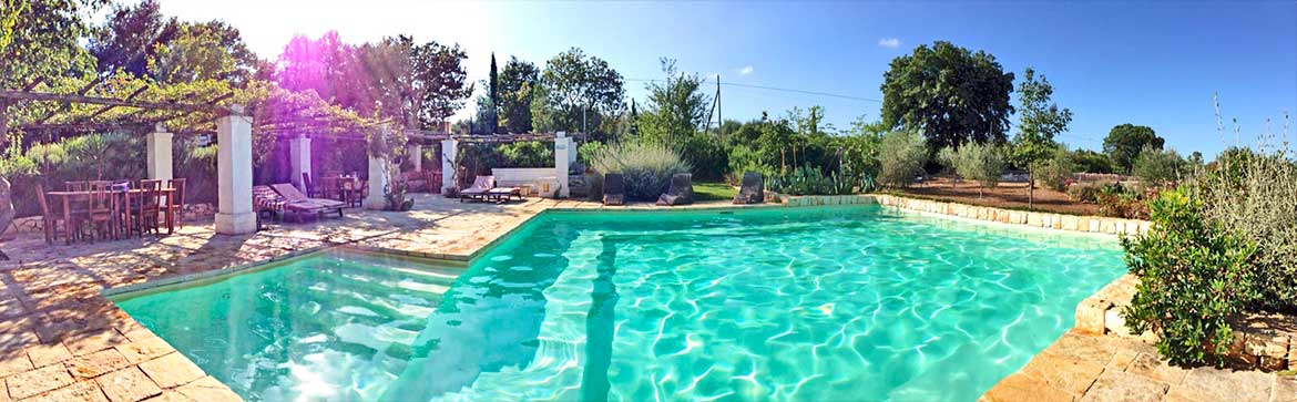 Piscina immersa nel verde per gli ospiti dell